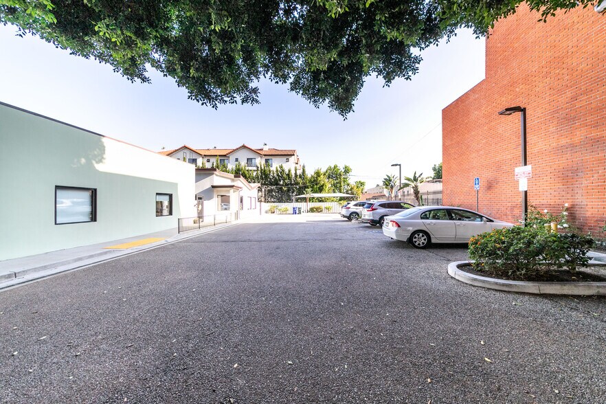 More Photos Of 700 E Green St, Pasadena Storefront For Lease