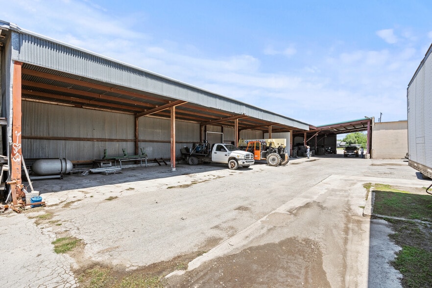 More Photos Of 1308 N Austin, Seguin Freestanding For Lease