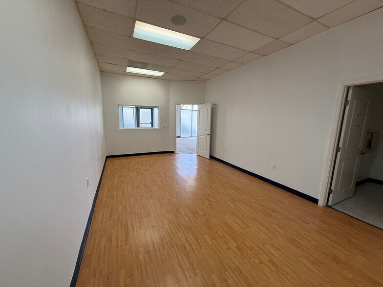 More Photos Of 1909 Santa Monica Blvd, Santa Monica Storefront For Lease