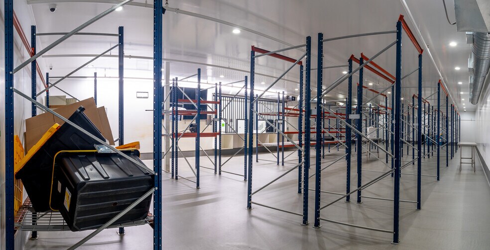 More Photos Of 19533 McLane St, Palm Springs Distribution For Sale