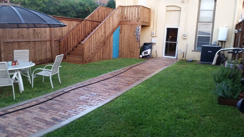 More Photos Of 106 W Main St, Pilot Point Storefront For Lease