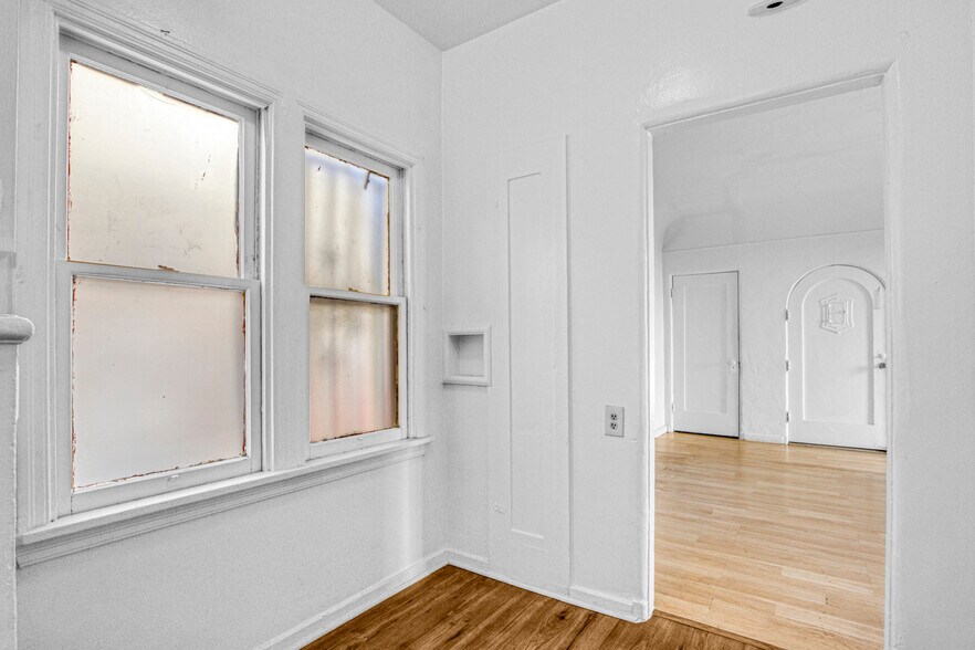 More Photos Of 1716 Magnolia Ave, Los Angeles Multifamily For Sale