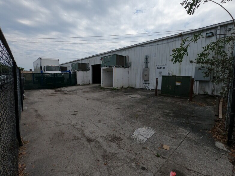 More Photos Of 7685 Pines Blvd, Pembroke Pines Showroom For Lease