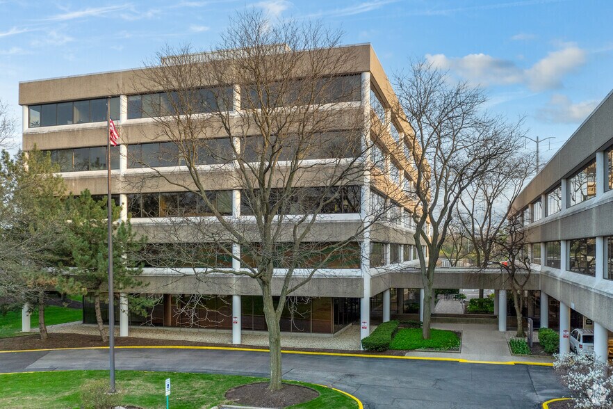 More Photos Of Northfield Plz, Northfield Office For Lease