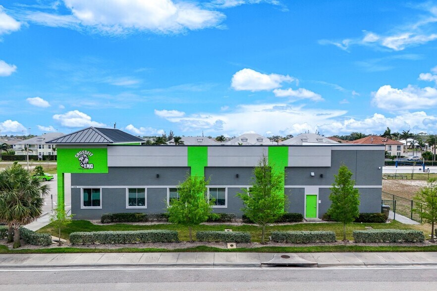 More Photos Of 326 SW 2nd Ter, Cape Coral Office For Sale