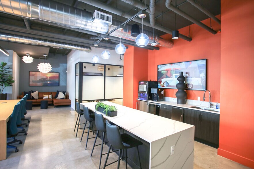 More Photos Of 6262 Glade Ave, Woodland Hills Coworking Space