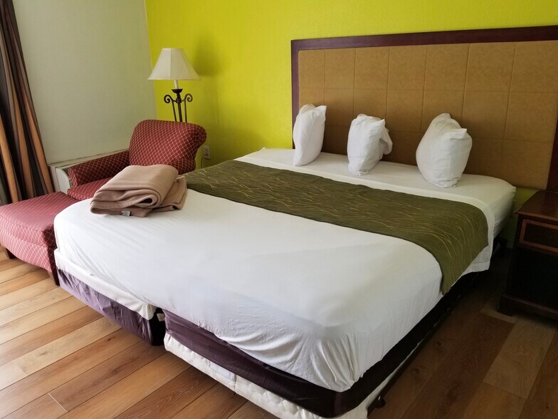 More Photos Of 1311 E King Ave, Kingsland Hotel For Sale