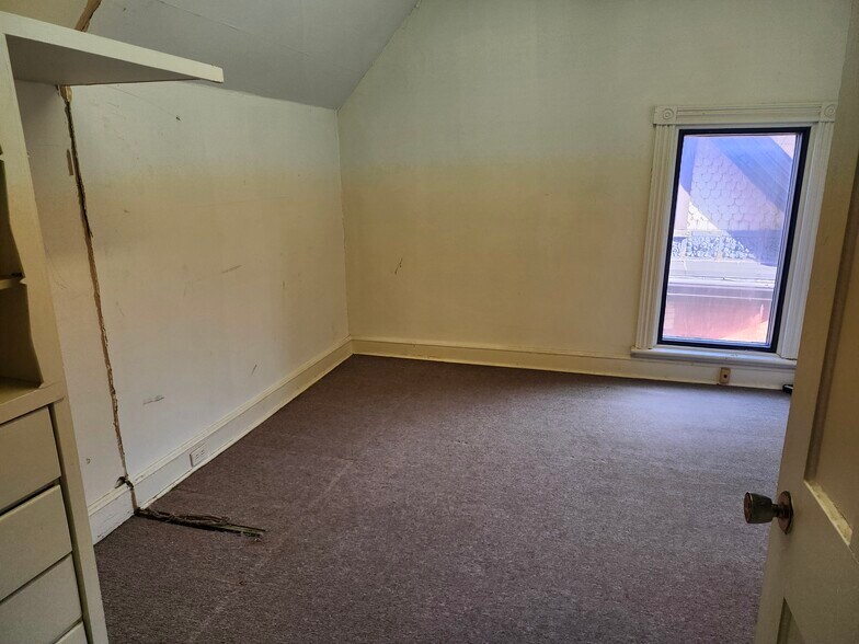 More Photos Of 477-479 Main St E, Hamilton Office For Sale