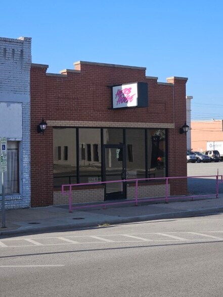 Primary Photo Of 215 E Randolph Ave, Enid Storefront For Lease