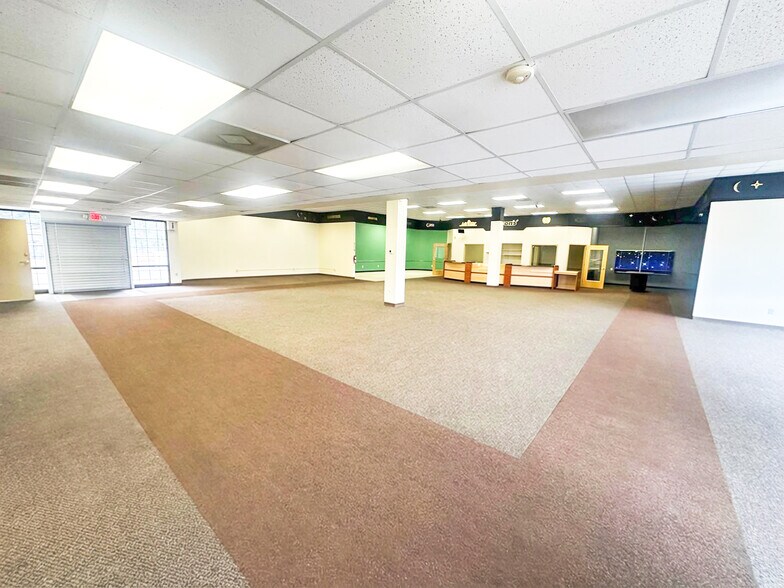 More Photos Of 6424 E Independence Blvd, Charlotte Freestanding For Lease