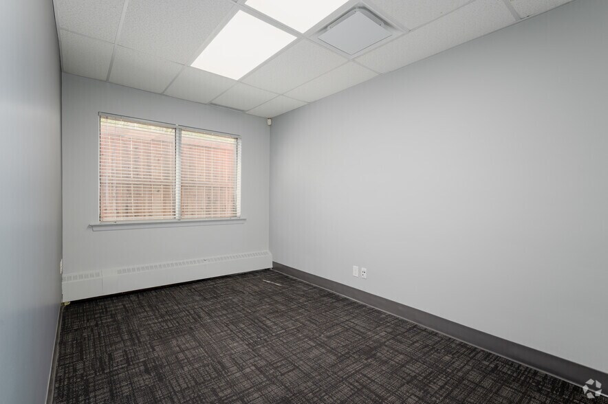More Photos Of 340 Saskatoon St, London Showroom For Lease