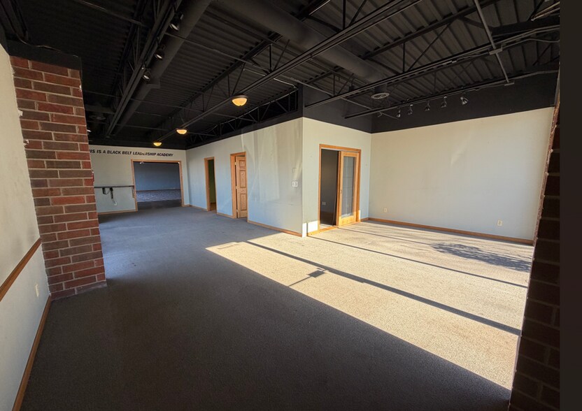 More Photos Of 33W624 Roosevelt Rd, Geneva Storefront Retail Office For Lease