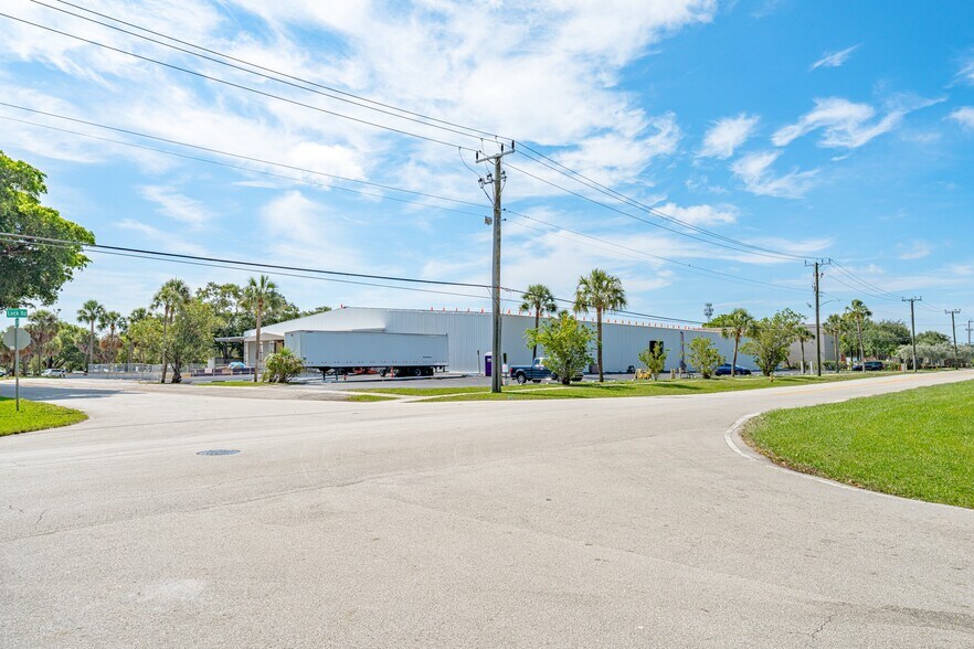 More Photos Of 198 Lock Rd, Deerfield Beach Warehouse For Lease