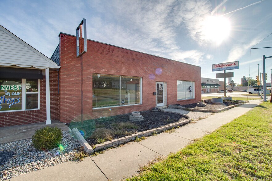 More Photos Of 609 S State St, Jerseyville General Retail For Sale