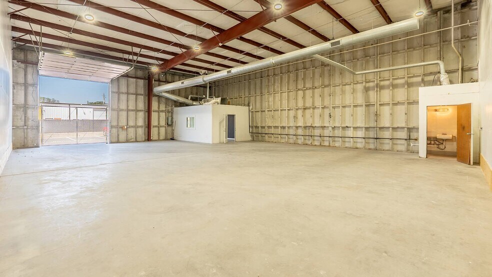 More Photos Of 311 E Saint Elmo Rd, Austin Office For Lease