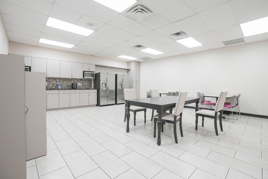 More Photos Of 10410 Corporate Dr, Sugar Land Research And Development For Lease