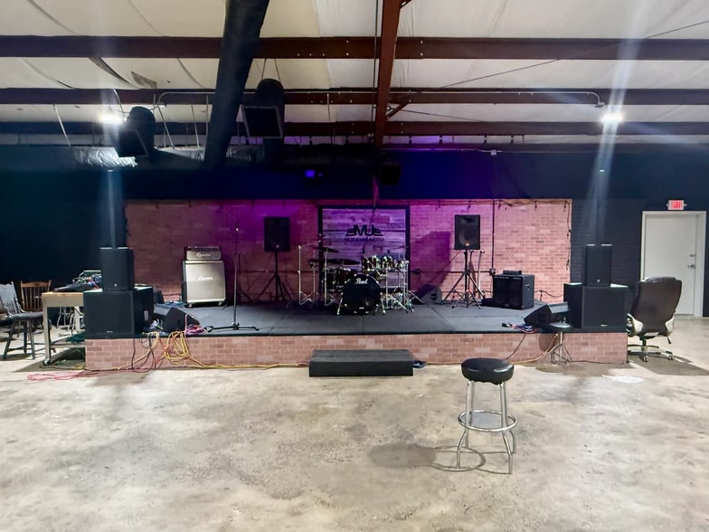 More Photos Of 1109 W Kickapoo Spur St, Shawnee General Retail For Sale