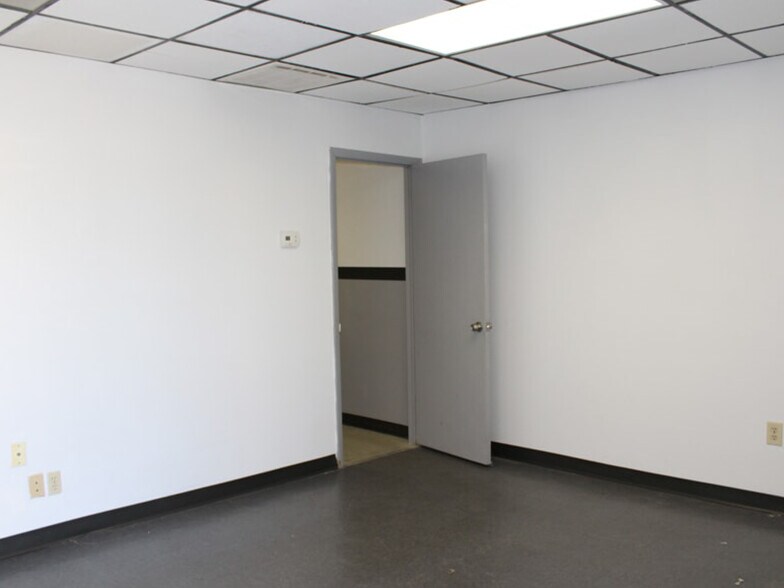 More Photos Of 104 W Seneca Ave, Tampa Flex For Lease
