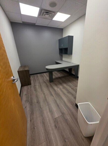 More Photos Of 9750 Lantern Rd, Fishers Office For Lease