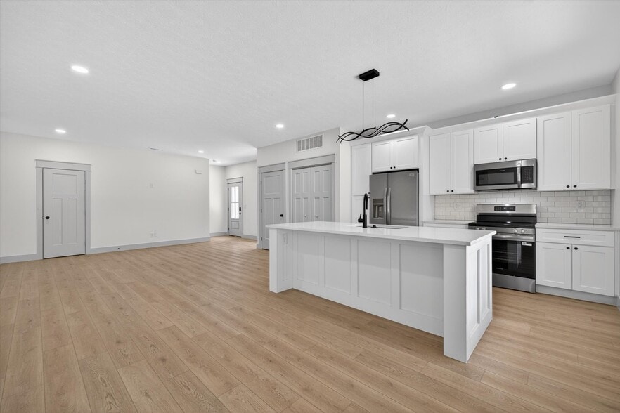 Primary Photo Of 326 N Jefferson St, Bloomington Apartments For Sale