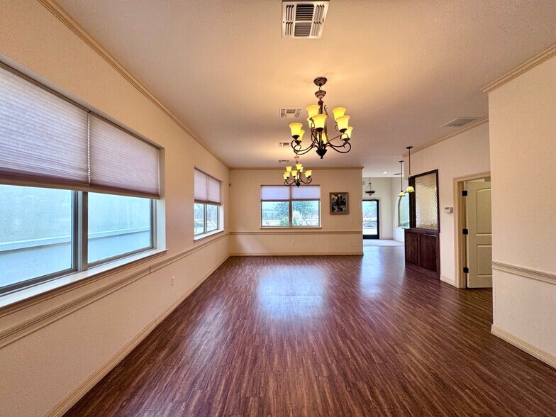 More Photos Of 101 S US Highway 75, Denison Medical For Lease