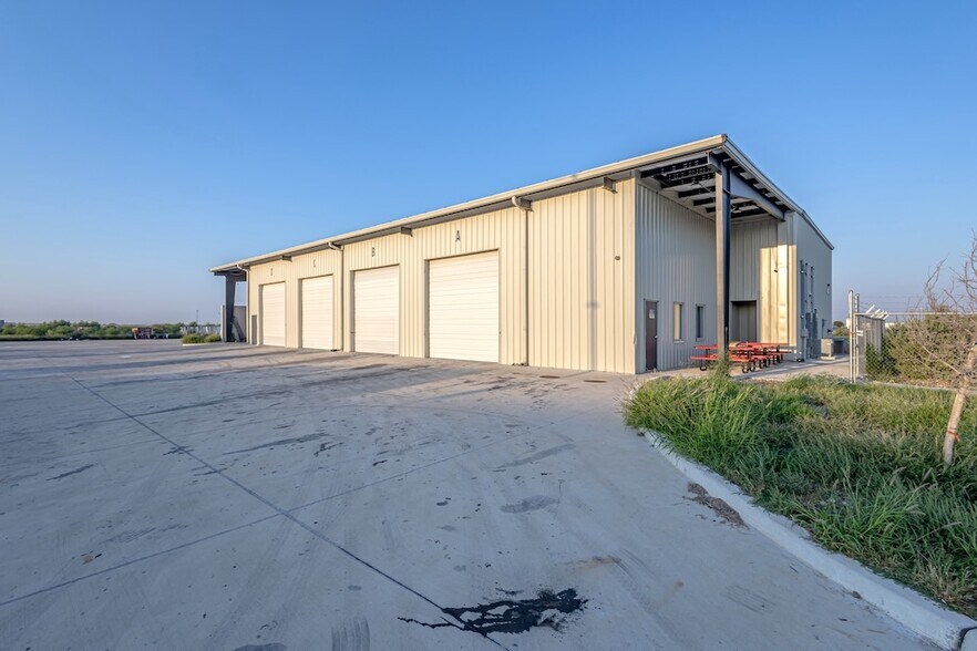 More Photos Of 1207 Beltway Pky, Laredo Warehouse For Lease