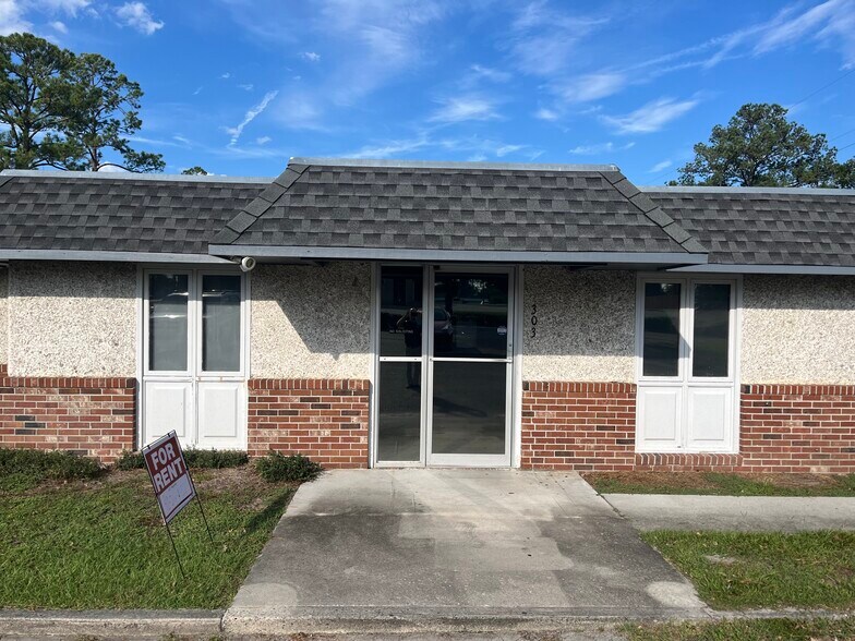 More Photos Of 303 Pineview Dr, Waycross Medical For Lease