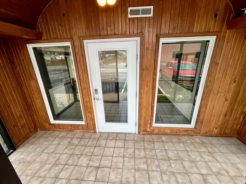 More Photos Of 1759 E Elm St, Springfield Office For Lease