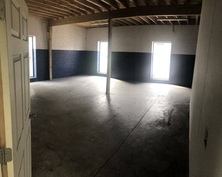 More Photos Of 12250-12264 Universal Dr, Taylor Warehouse For Lease