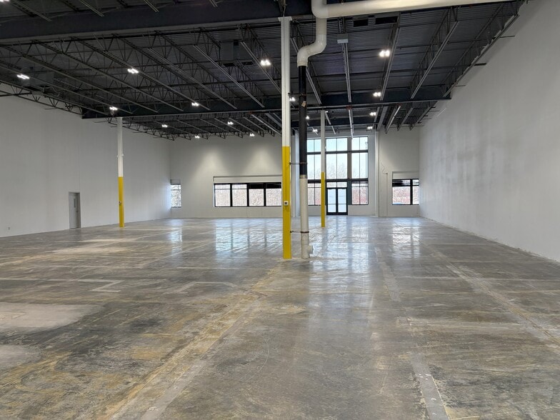 More Photos Of 5910 Rice Creek Pky, Shoreview Showroom For Lease