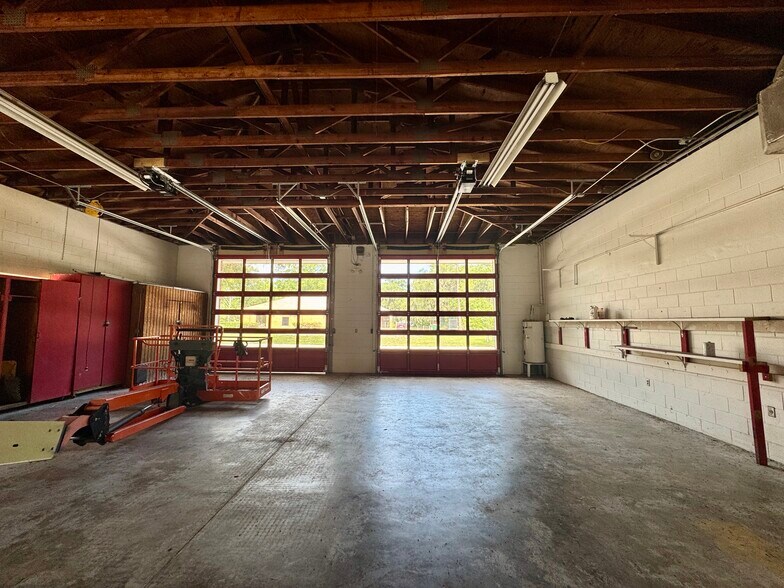 More Photos Of 704 NE 1st St, Micanopy Flex For Lease