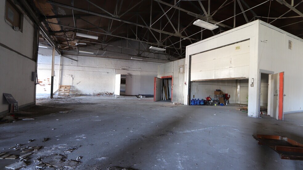 More Photos Of 142 Middle St, Geneva Warehouse For Sale