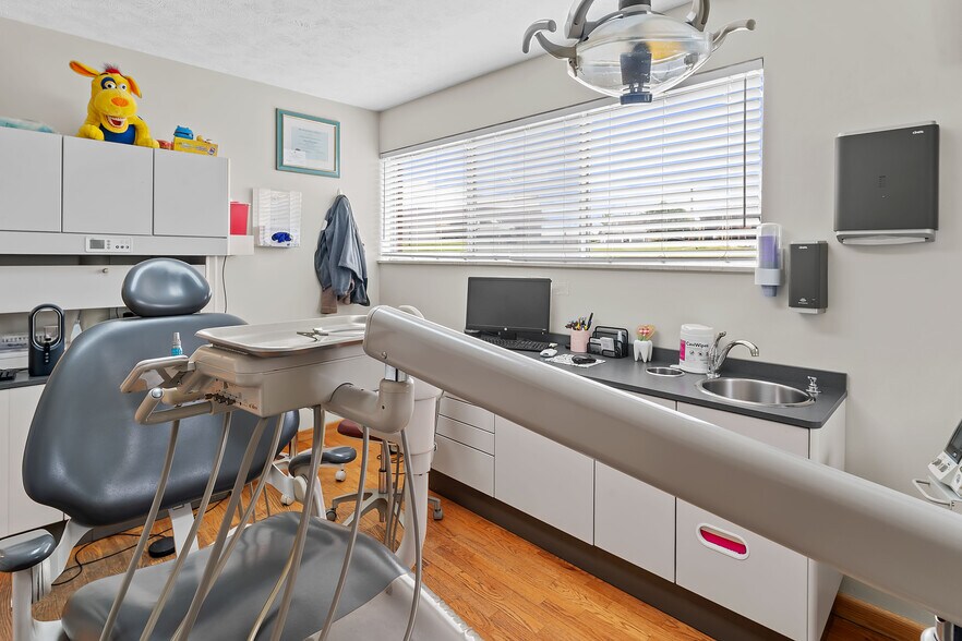More Photos Of 711 N Pike St, Grafton Office For Sale