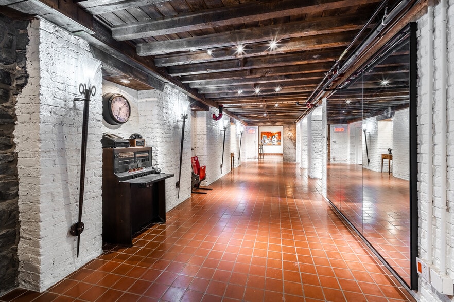 More Photos Of 1175-1183 Pl Du Frère-André, Montréal Office For Sale