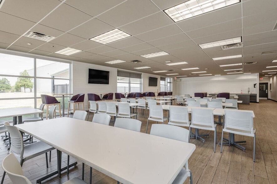 More Photos Of 4715 Mountain Creek Pky, Dallas Manufacturing For Lease