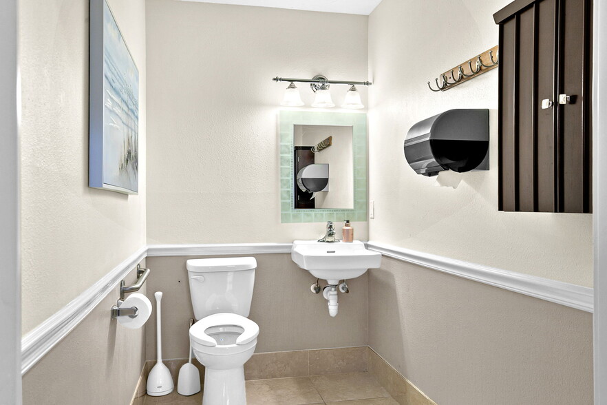 More Photos Of 525 8th St W, Bradenton Office For Sale