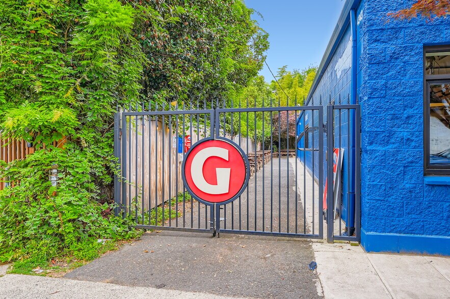 More Photos Of 4343 SE Hawthorne Blvd, Portland Restaurant For Sale