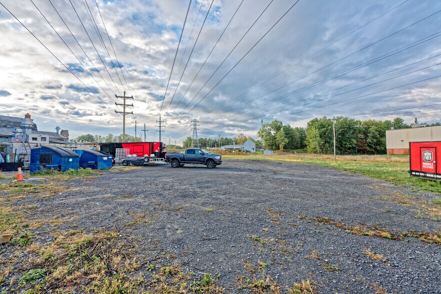 More Photos Of 671 Mariaville Rd, Schenectady Garden Center For Sale