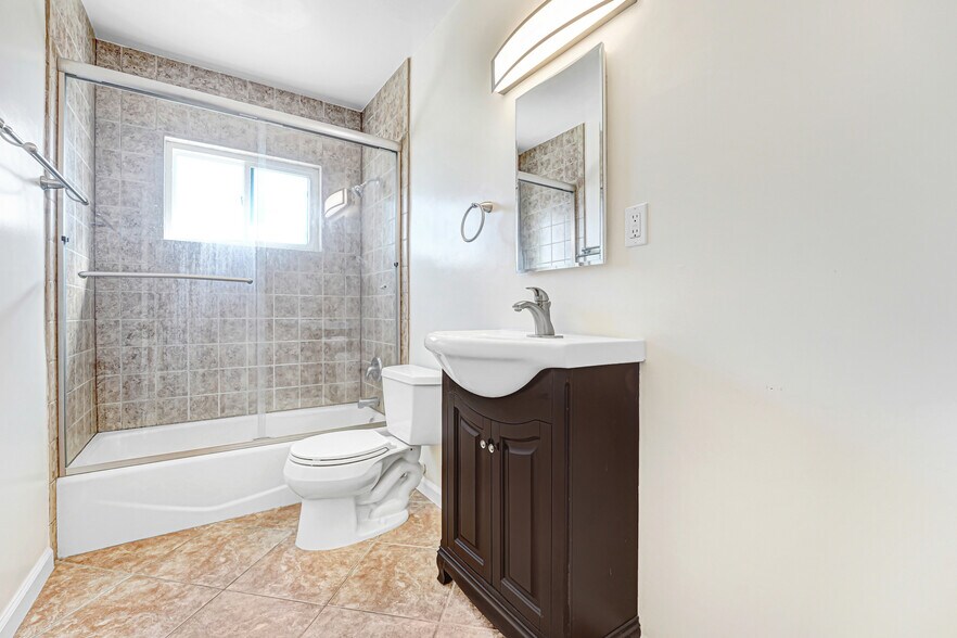 More Photos Of 1937 S Shenandoah St, Los Angeles Apartments For Sale