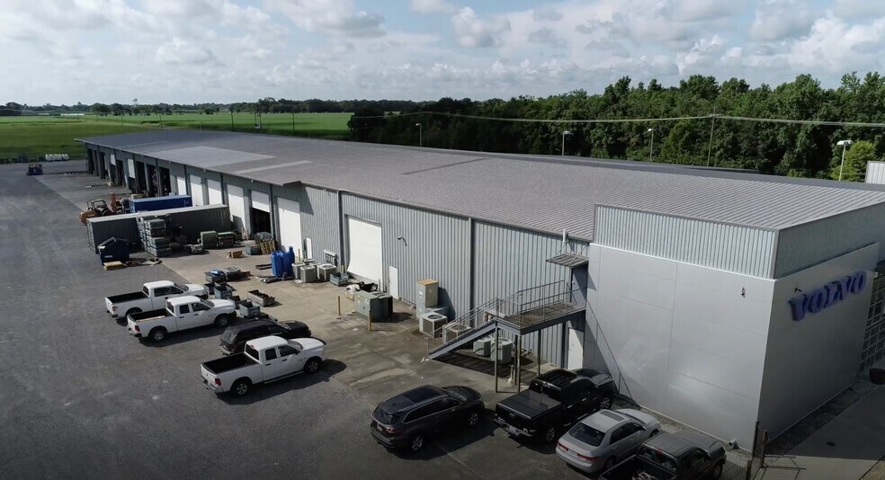 More Photos Of 1101 Doyle Melancon Ext, Breaux Bridge Showroom For Sale