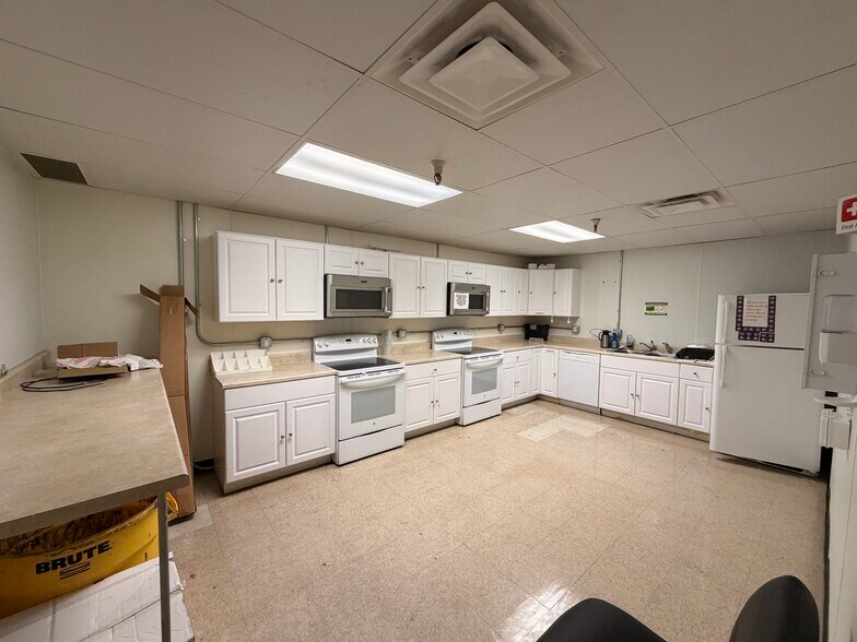 More Photos Of 100 Chamber Plz, Charleroi Supermarket For Lease