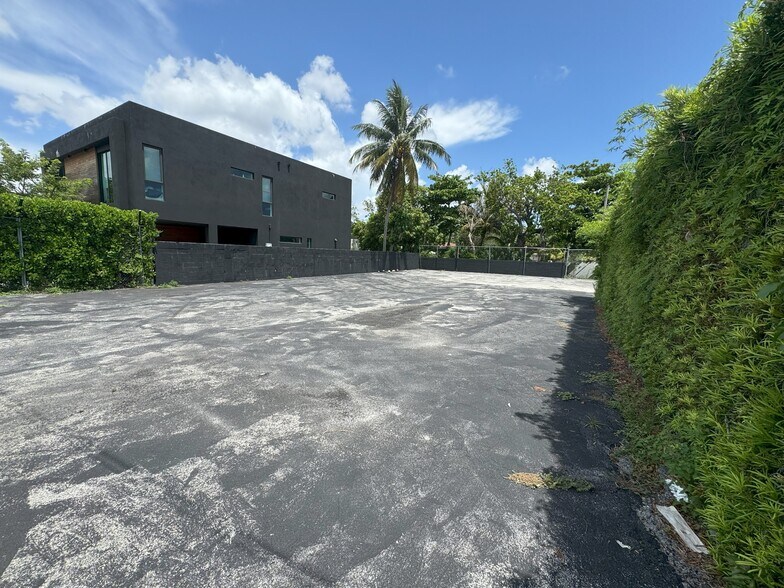 More Photos Of 3910 NW 2nd Ave, Miami Showroom For Sale