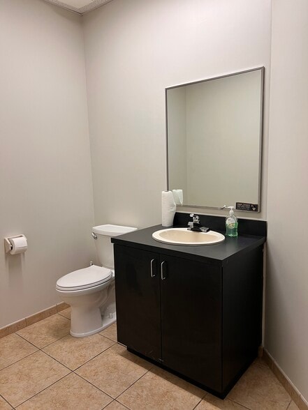 More Photos Of 7751 Kingspointe Pky, Orlando Light Distribution For Lease