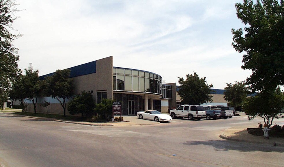 More Photos Of 11034 Shady Trl, Dallas Showroom For Lease