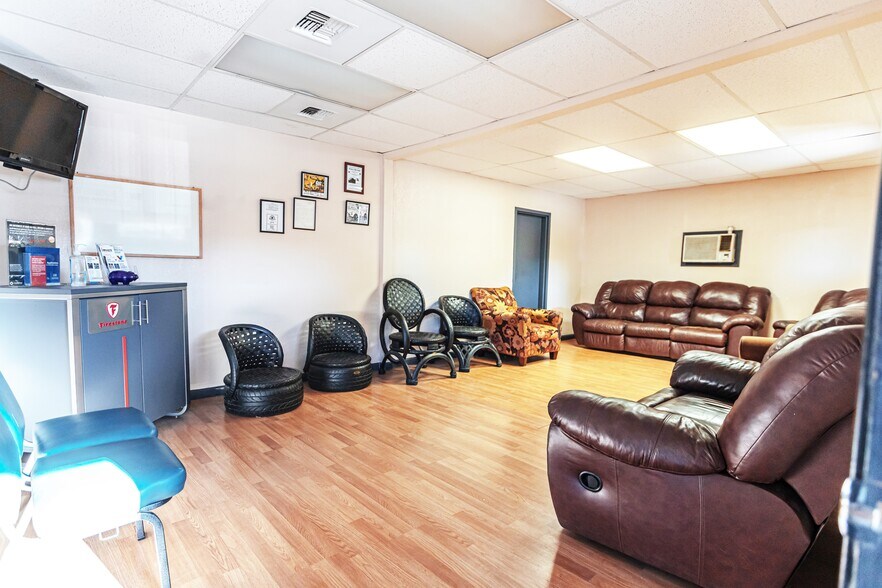 More Photos Of 205-225 W Pacheco Blvd, Los Banos Auto Repair For Sale