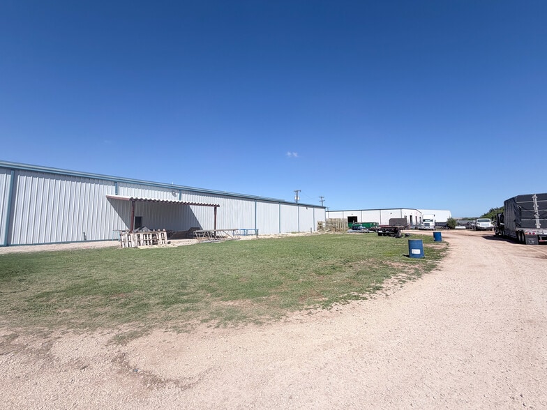 More Photos Of 18740 Goll St, San Antonio Warehouse For Lease