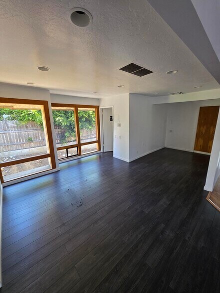 More Photos Of 1135 Camino del Mar, Del Mar Office For Lease