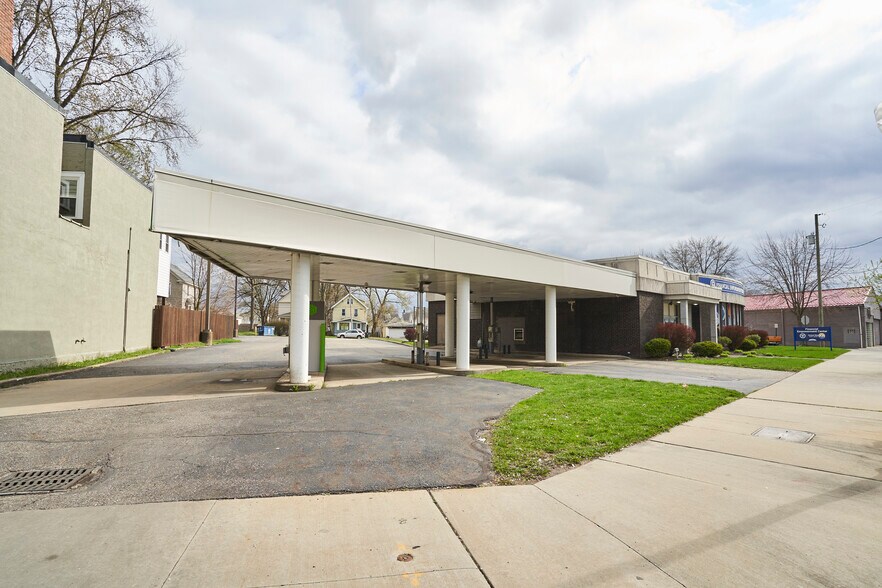 More Photos Of 1060 Kenmore Blvd, Akron Bank For Sale