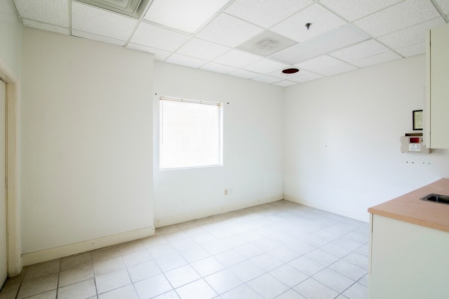 More Photos Of 203 N College Ave, Cleveland Medical For Sale