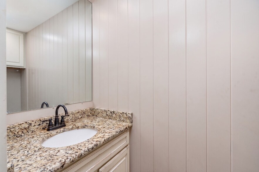 More Photos Of 902 Richmond Ave, Staunton General Retail For Sale